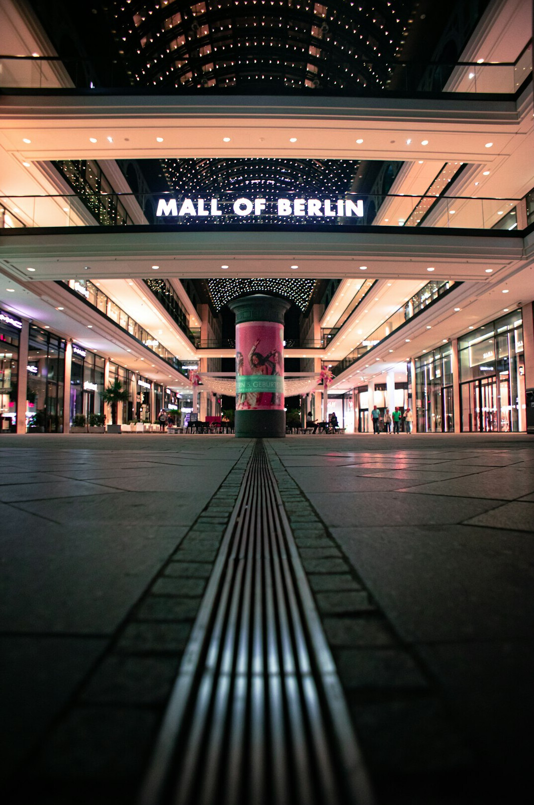 detective investigating mall